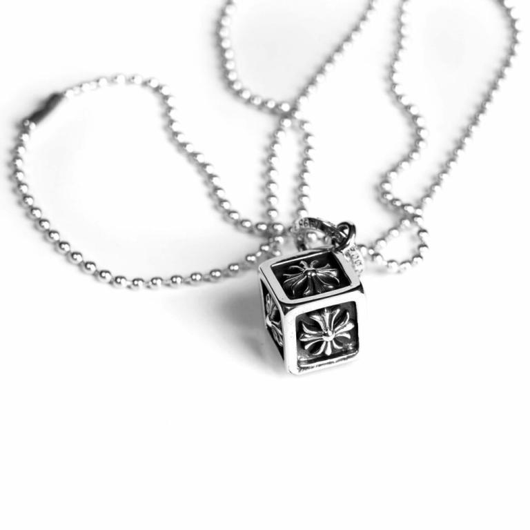 FLEUR CUBE PENDANT