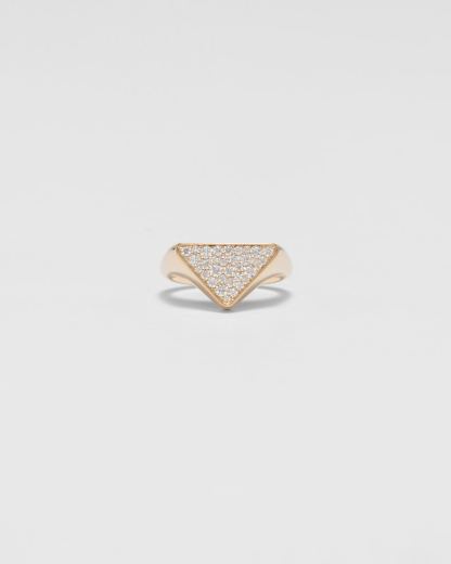 Eternal Gold signet ring in yellow gold with diamonds