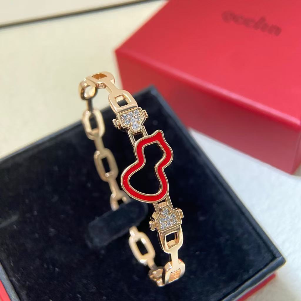 Petite Wulu Diamond Bracelet in  Gold