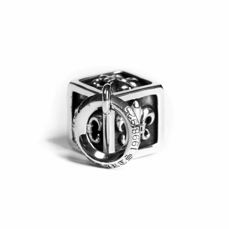 FLEUR CUBE PENDANT