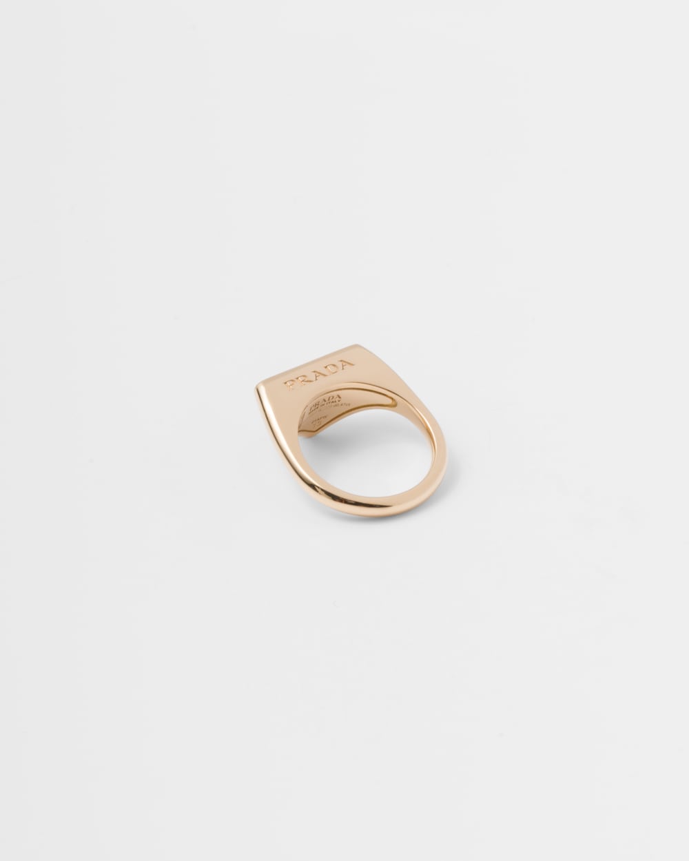 Eternal Gold signet ring in yellow gold with diamonds