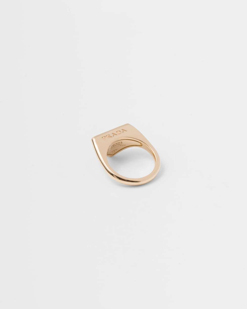 Eternal Gold signet ring in yellow gold with diamonds