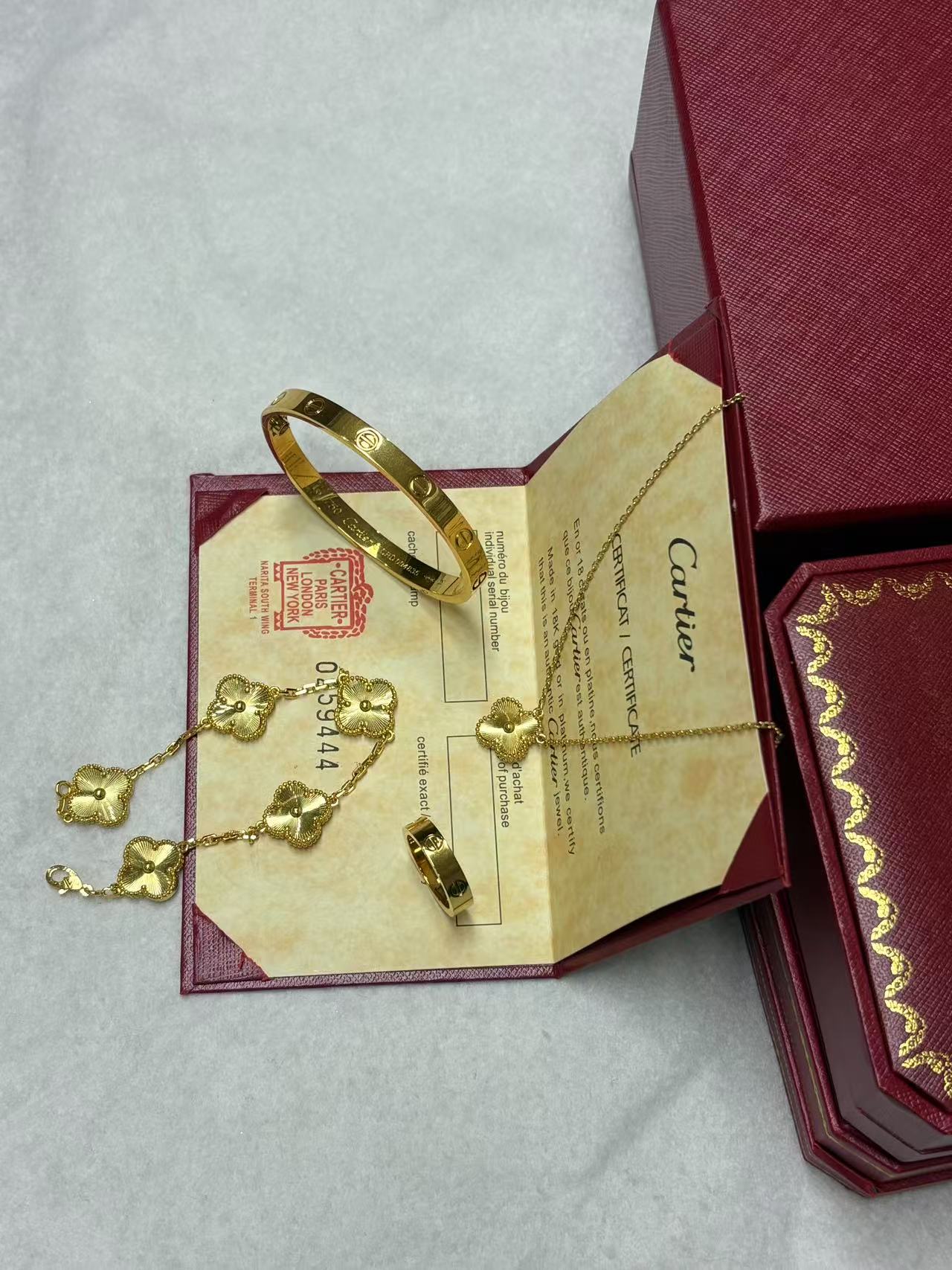 LOVE BRACELET + LOVE RING + VINTAGE ALHAMBRA PENDANT + VINTAGE ALHAMBRA BRACELET, 5 MOTIFS