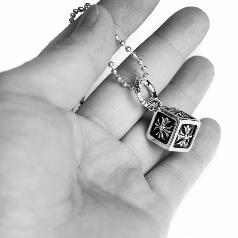 FLEUR CUBE PENDANT