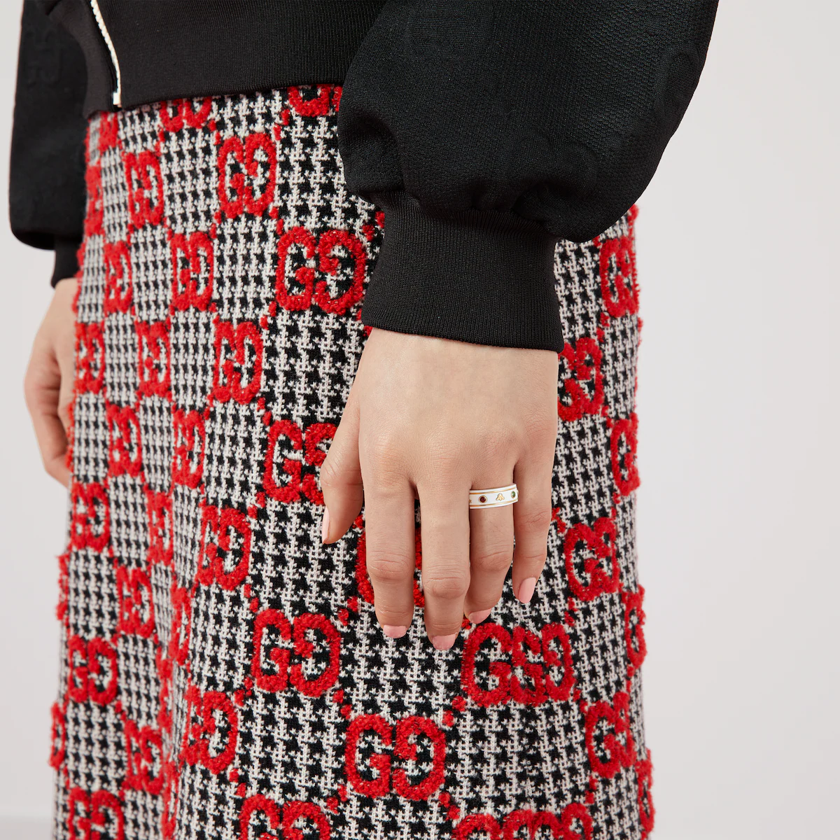 Icon ring with gemstones