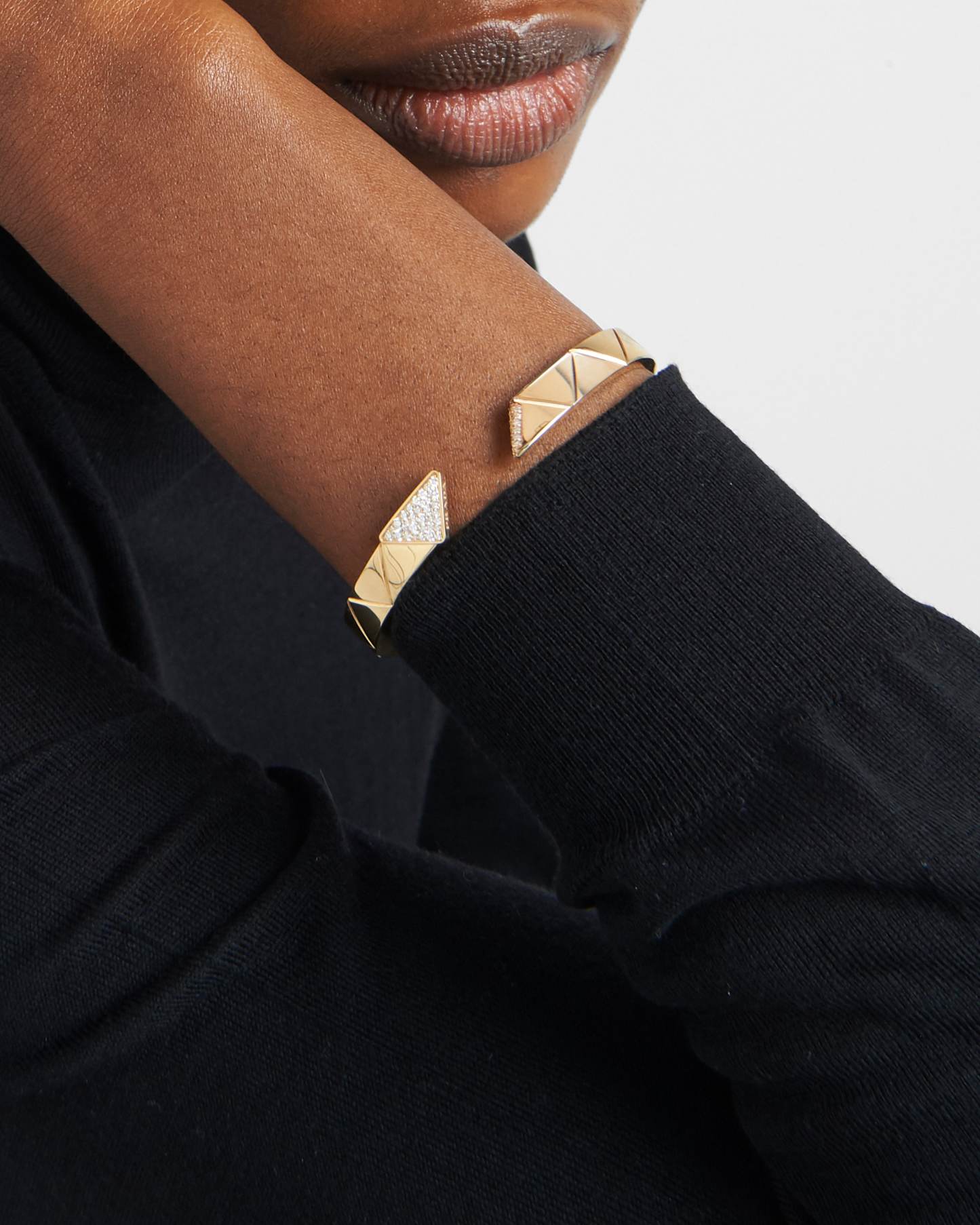 Eternal Gold bangle bracelet in yellow gold with diamonds