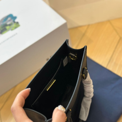 Saffiano leather handbag Z18