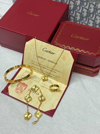 LOVE BRACELET + LOVE RING + VINTAGE ALHAMBRA PENDANT + VINTAGE ALHAMBRA BRACELET, 5 MOTIFS