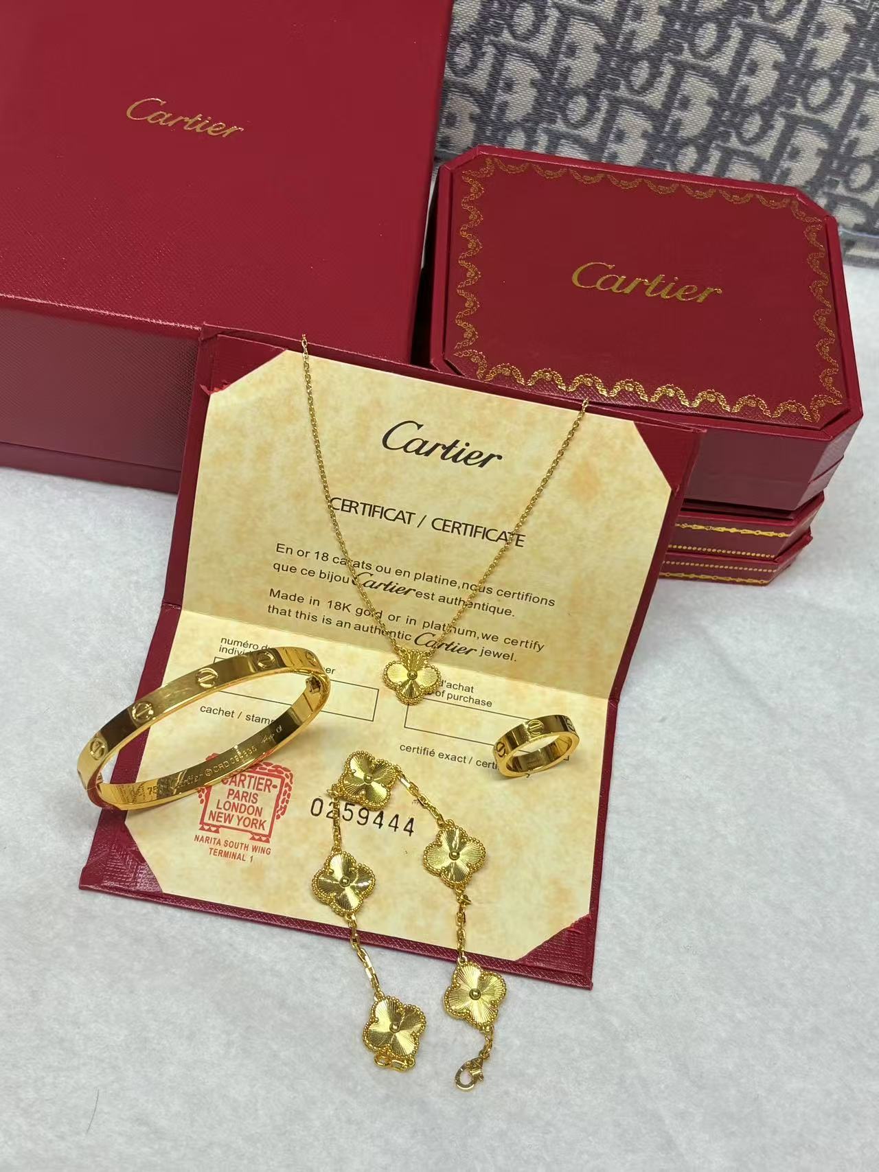 LOVE BRACELET + LOVE RING + VINTAGE ALHAMBRA PENDANT + VINTAGE ALHAMBRA BRACELET, 5 MOTIFS