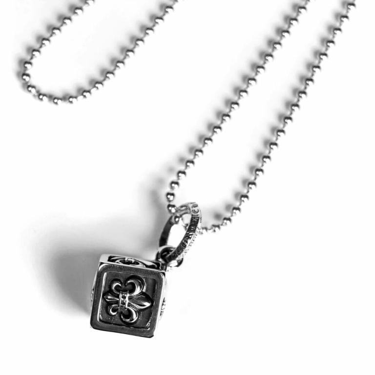 FLEUR CUBE PENDANT