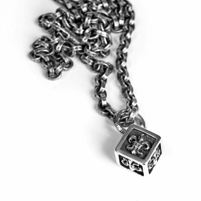 FLEUR CUBE PENDANT