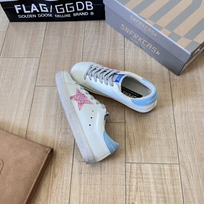 Super-Star Sabot with pink glitter star and suede toe