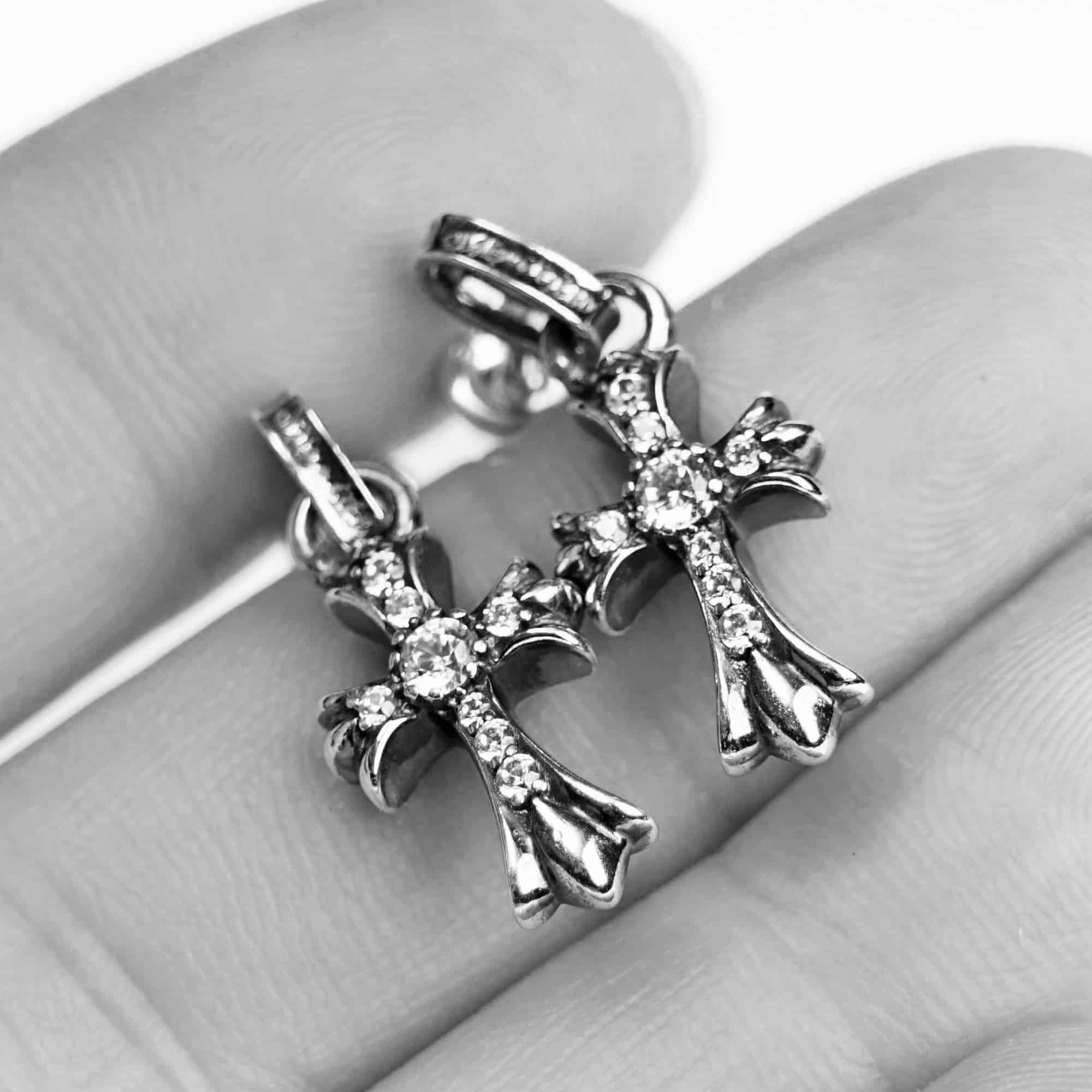 CH CROSS BABY FAT STUD EARRINGS WITH PAVÉ DIAMOND AND PAVÉ DIAMOND CUFF