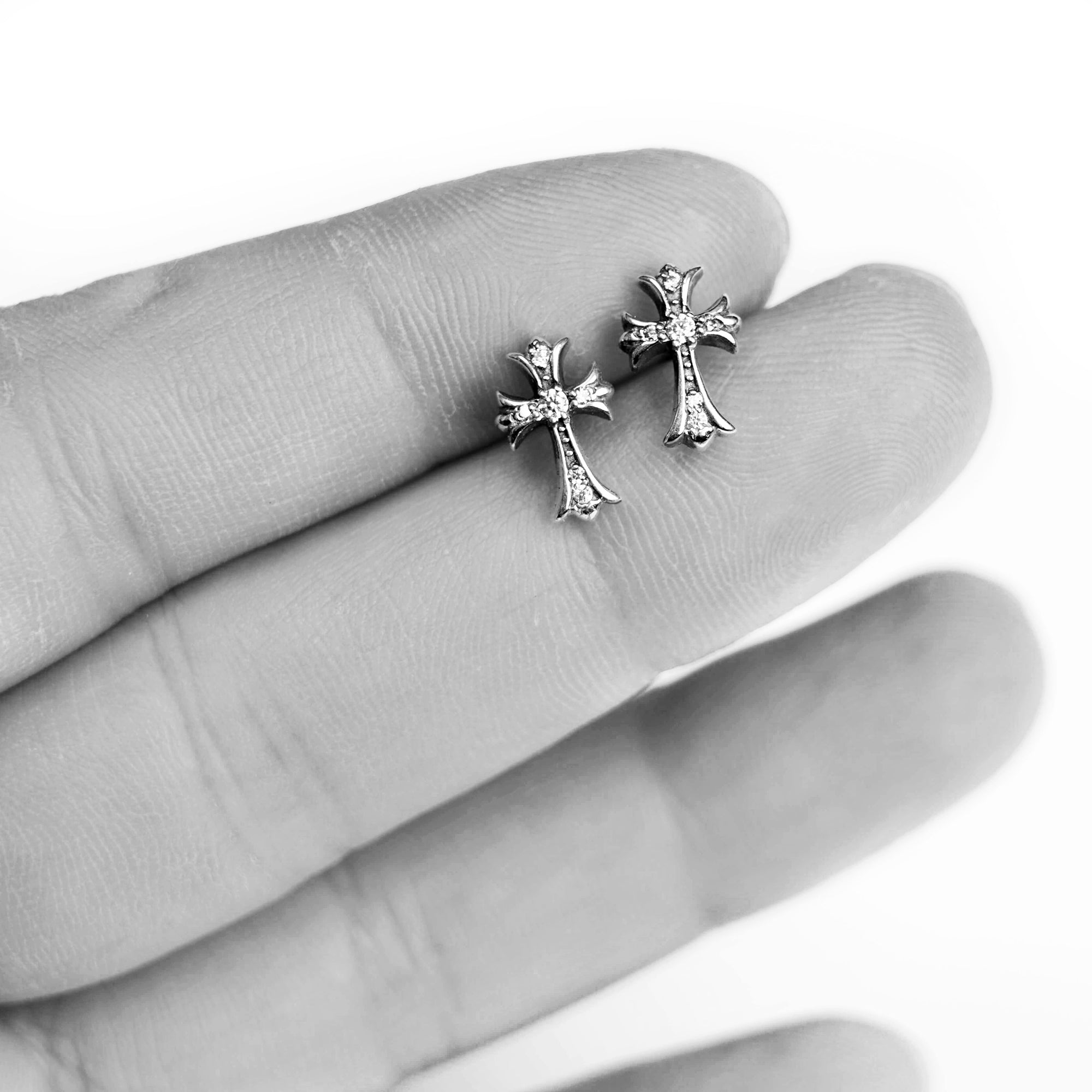 CH CROSS BABY FAT STUD PIERCE WITH PAVE DIAMOND