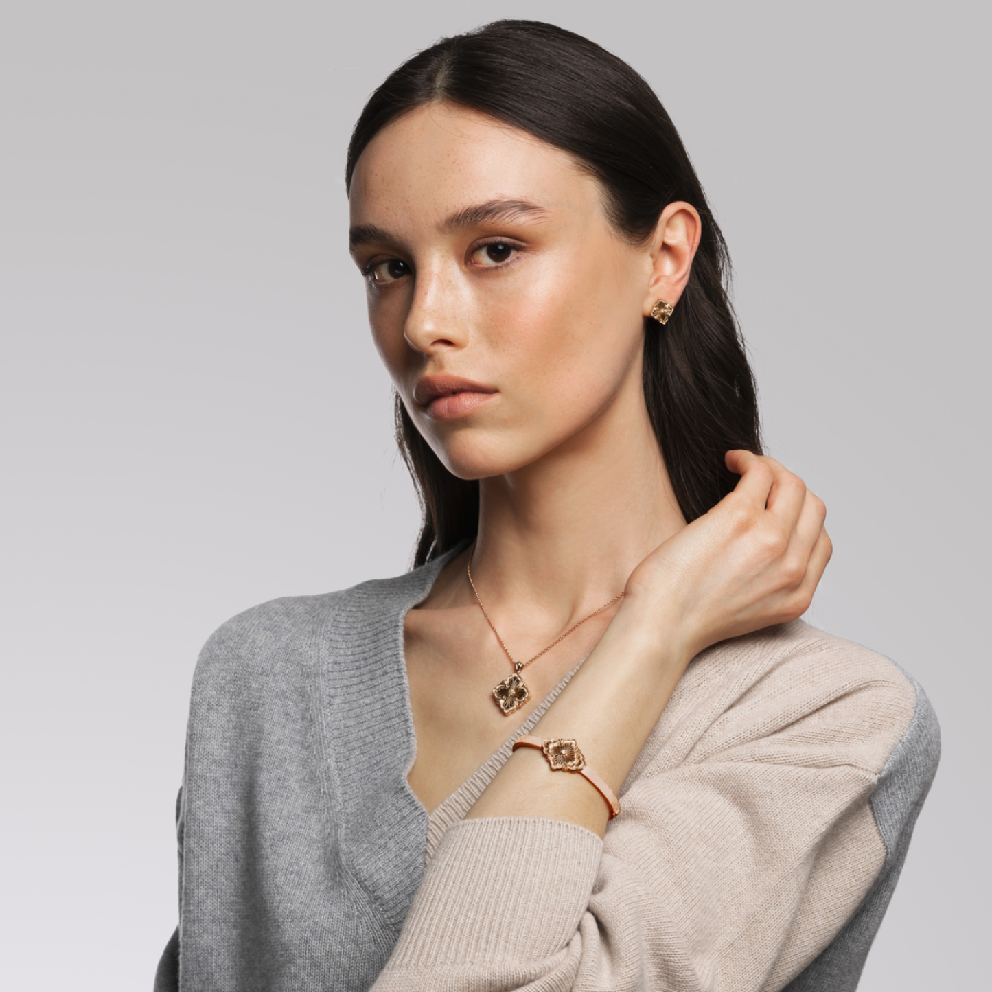 OPERA TULLE YELLOW GOLD BUTTON EARRINGS WITH LOGO