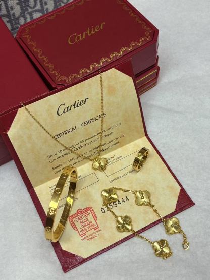 LOVE BRACELET + LOVE RING + VINTAGE ALHAMBRA PENDANT + VINTAGE ALHAMBRA BRACELET, 5 MOTIFS