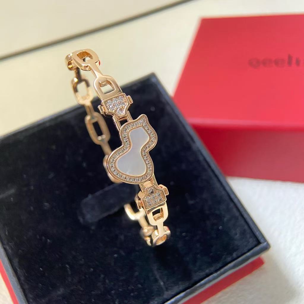 Petite Wulu Diamond Bracelet in  Gold