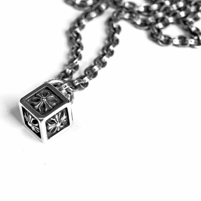 FLEUR CUBE PENDANT