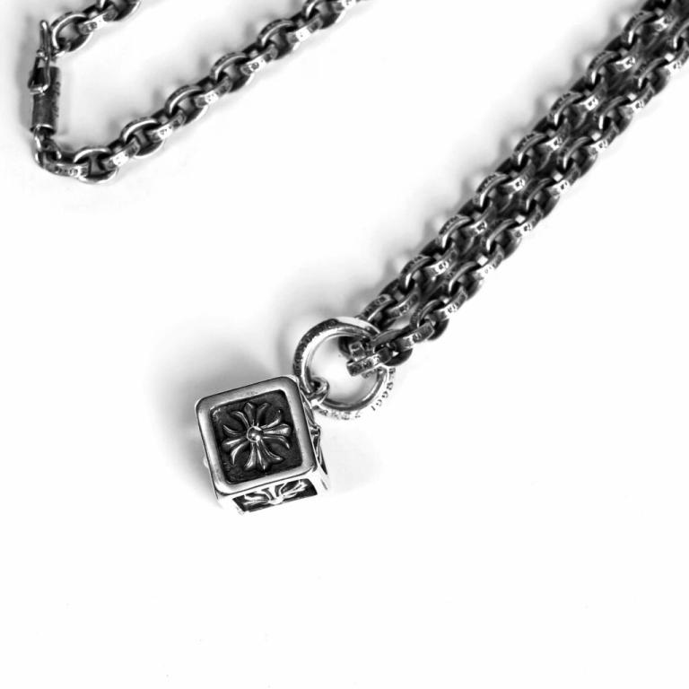 FLEUR CUBE PENDANT