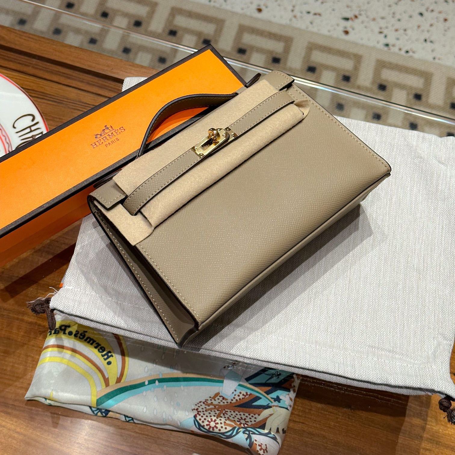 Herthtmes  Epsom Kelly Pochette Clutch