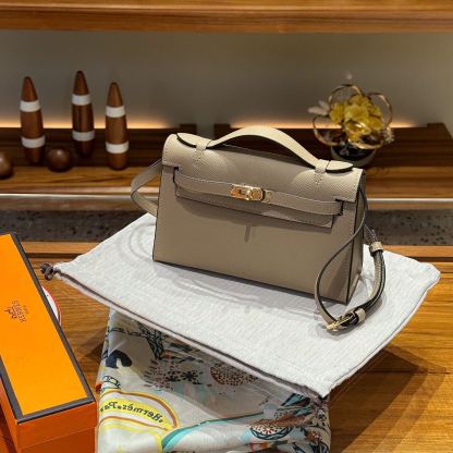 Herthtmes  Epsom Kelly Pochette Clutch