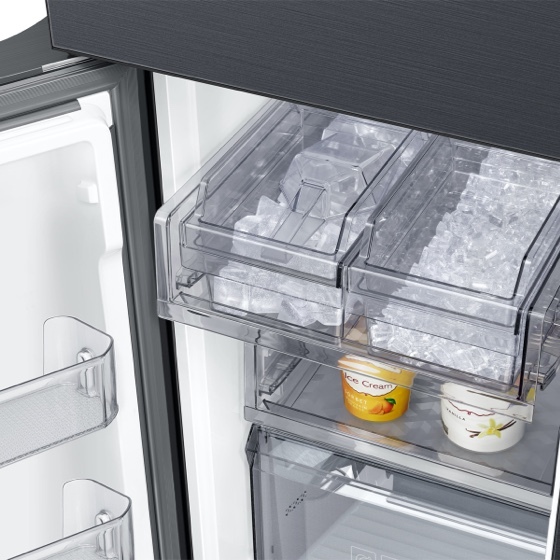 Bespoke 4-Door Flex™ Refrigerator (29 cu. ft.) with AI Family Hub™+ and AI Vision Inside™ in Stainless Steel