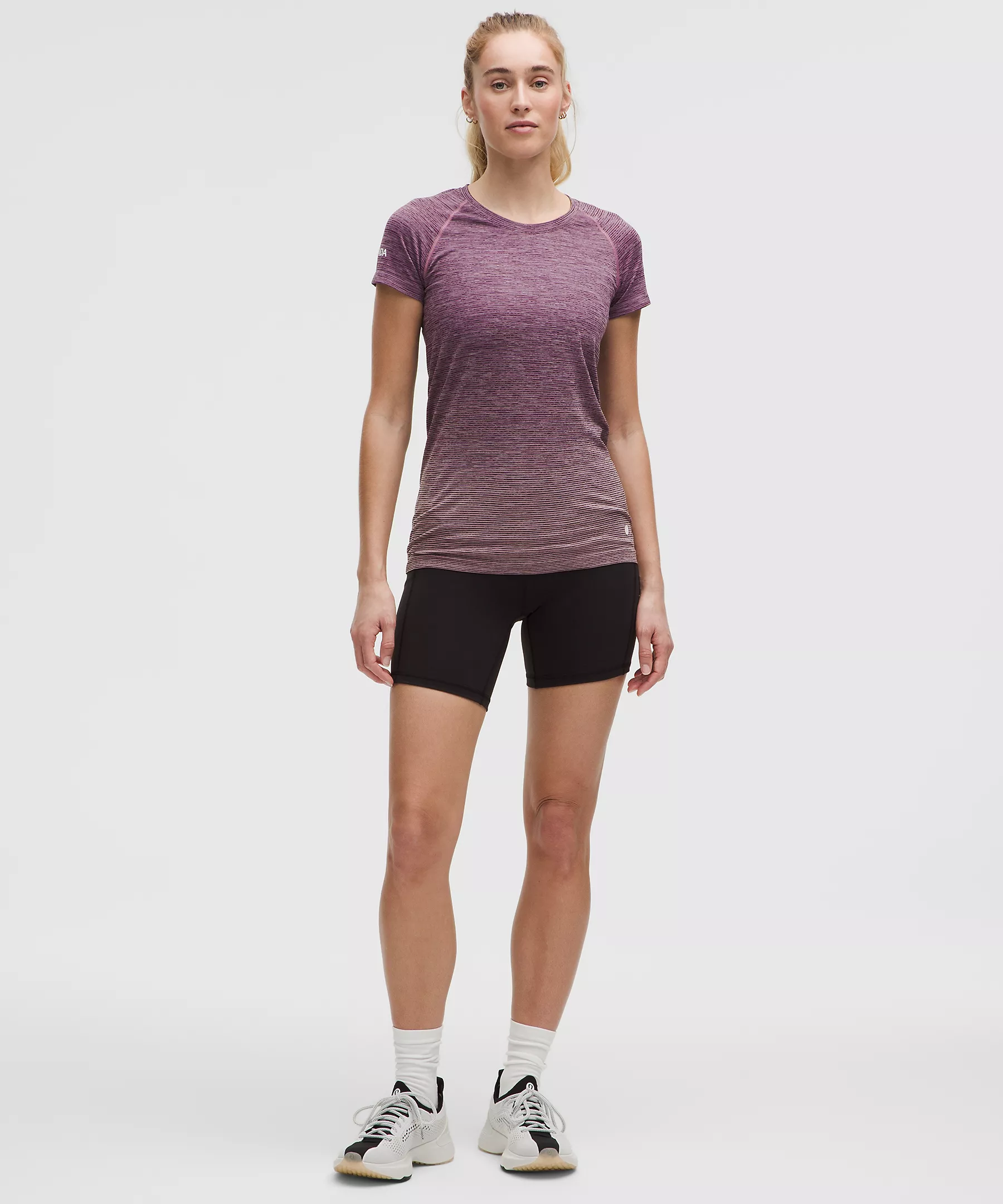 Lululemon 女士Team Canada Swiftly Tech 短袖上衣 2.0（臀長版） 附加拿大奧會 CPC 標誌