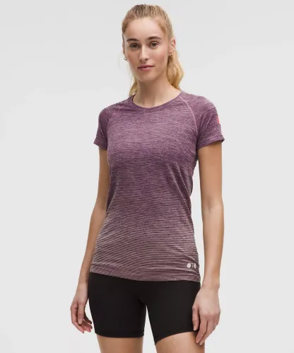 Lululemon 女士Team Canada Swiftly Tech 短袖上衣 2.0（臀長版） 附加拿大奧會 CPC 標誌