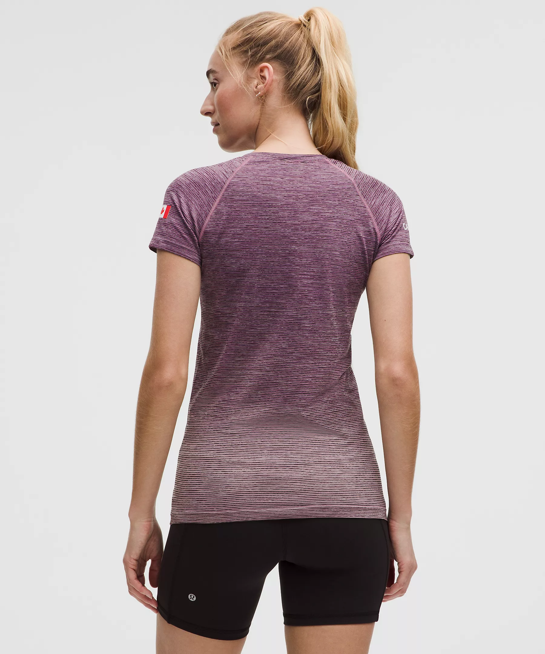Lululemon 女士Team Canada Swiftly Tech 短袖上衣 2.0（臀長版） 附加拿大奧會 CPC 標誌