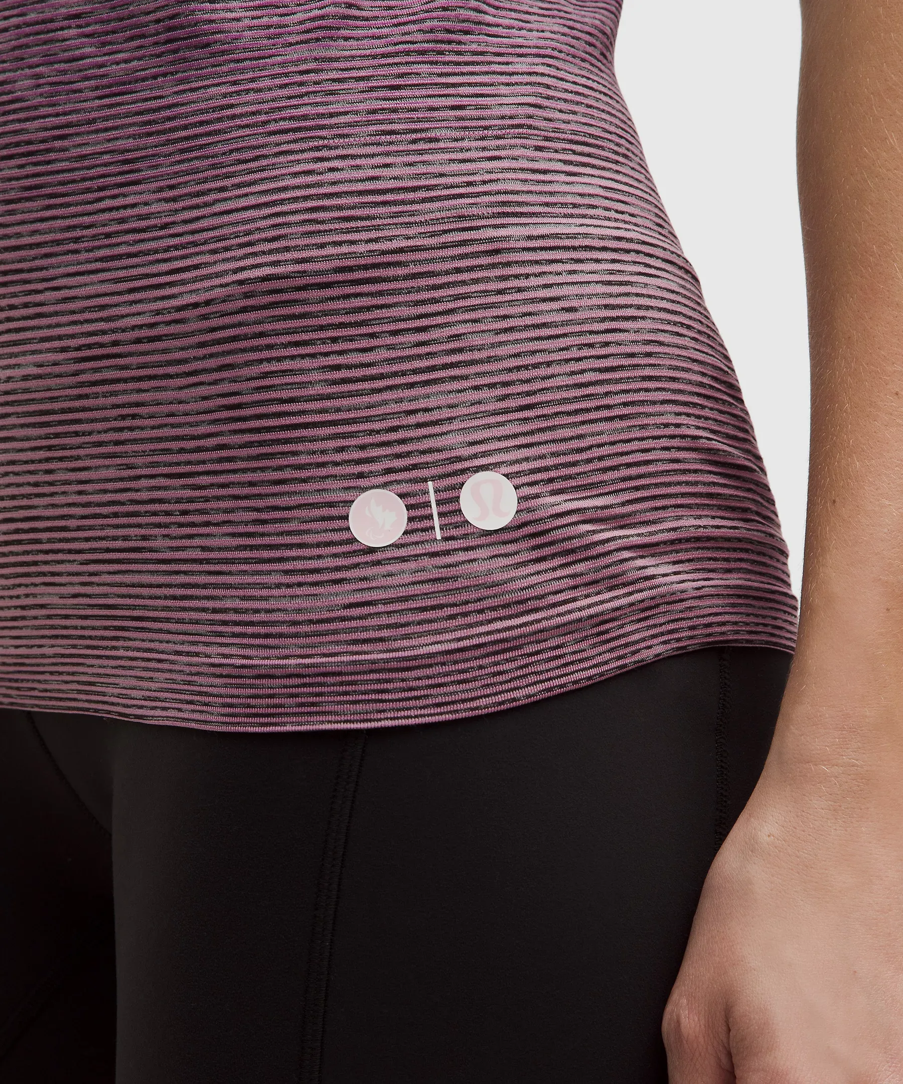 Lululemon 女士Team Canada Swiftly Tech 短袖上衣 2.0（臀長版） 附加拿大奧會 CPC 標誌