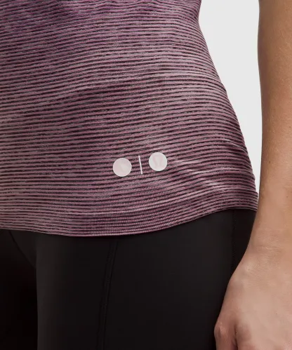 Lululemon 女士Team Canada Swiftly Tech 短袖上衣 2.0（臀長版） 附加拿大奧會 CPC 標誌