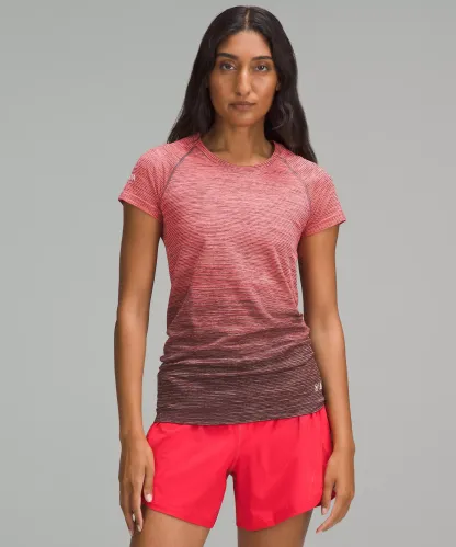 Lululemon 女士Team Canada Swiftly Tech 短袖上衣 2.0（臀長版） 附加拿大奧會 CPC 標誌