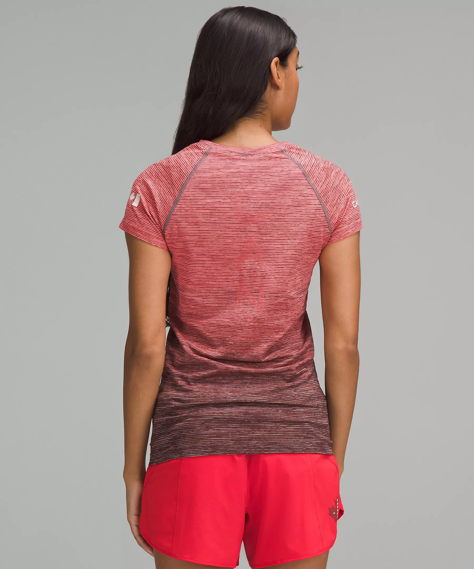 Lululemon 女士Team Canada Swiftly Tech 短袖上衣 2.0（臀長版） 附加拿大奧會 CPC 標誌