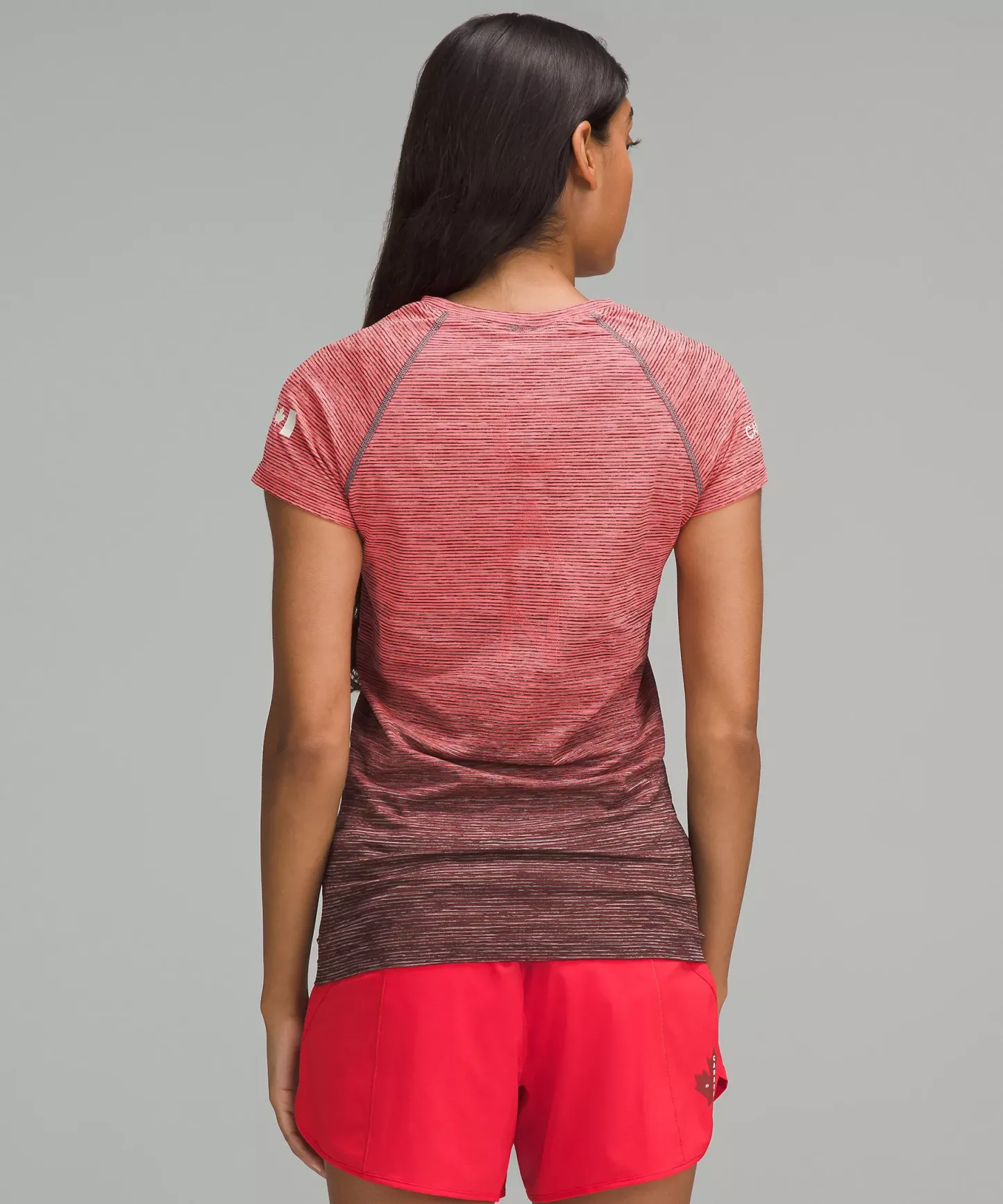 Lululemon 女士Team Canada Swiftly Tech 短袖上衣 2.0（臀長版） 附加拿大奧會 CPC 標誌