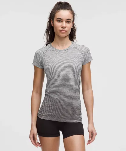 Lululemon 女士Team Canada Swiftly Tech 短袖上衣 2.0（臀長版） 附加拿大奧會 CPC 標誌