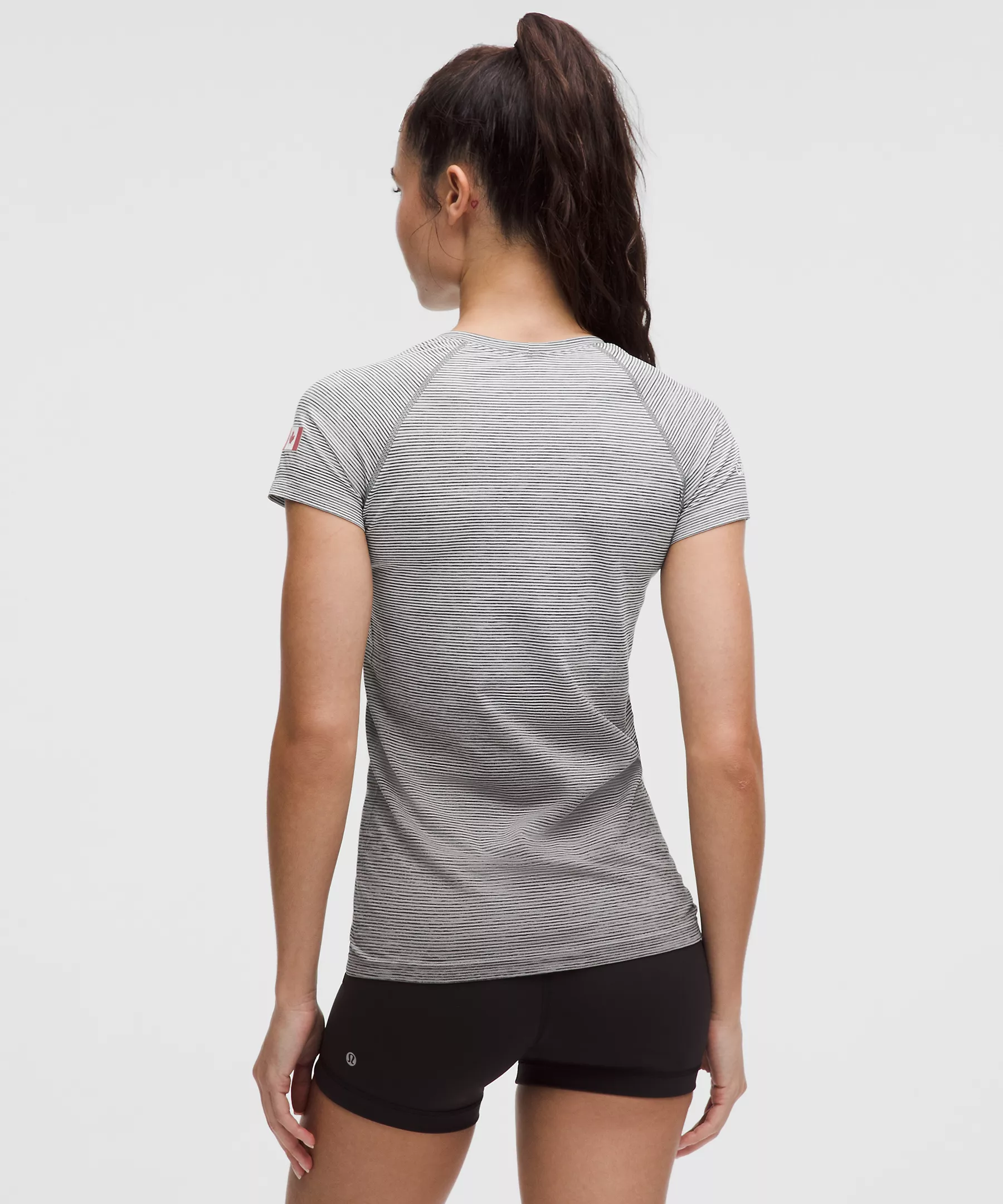 Lululemon 女士Team Canada Swiftly Tech 短袖上衣 2.0（臀長版） 附加拿大奧會 CPC 標誌