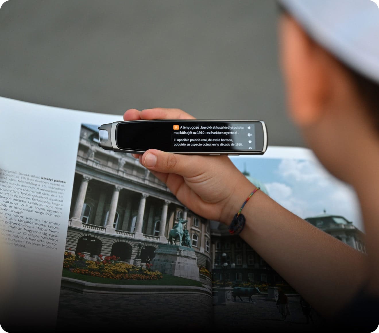 A man is using scan mode of iFLYTEK dictionary pen