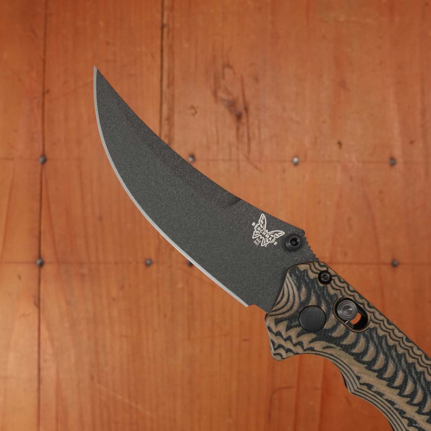 BM 865BK-01 Mini Bedlam Scimitar CPM-S90V AXIS Lock Black/Coyote/OD Handle