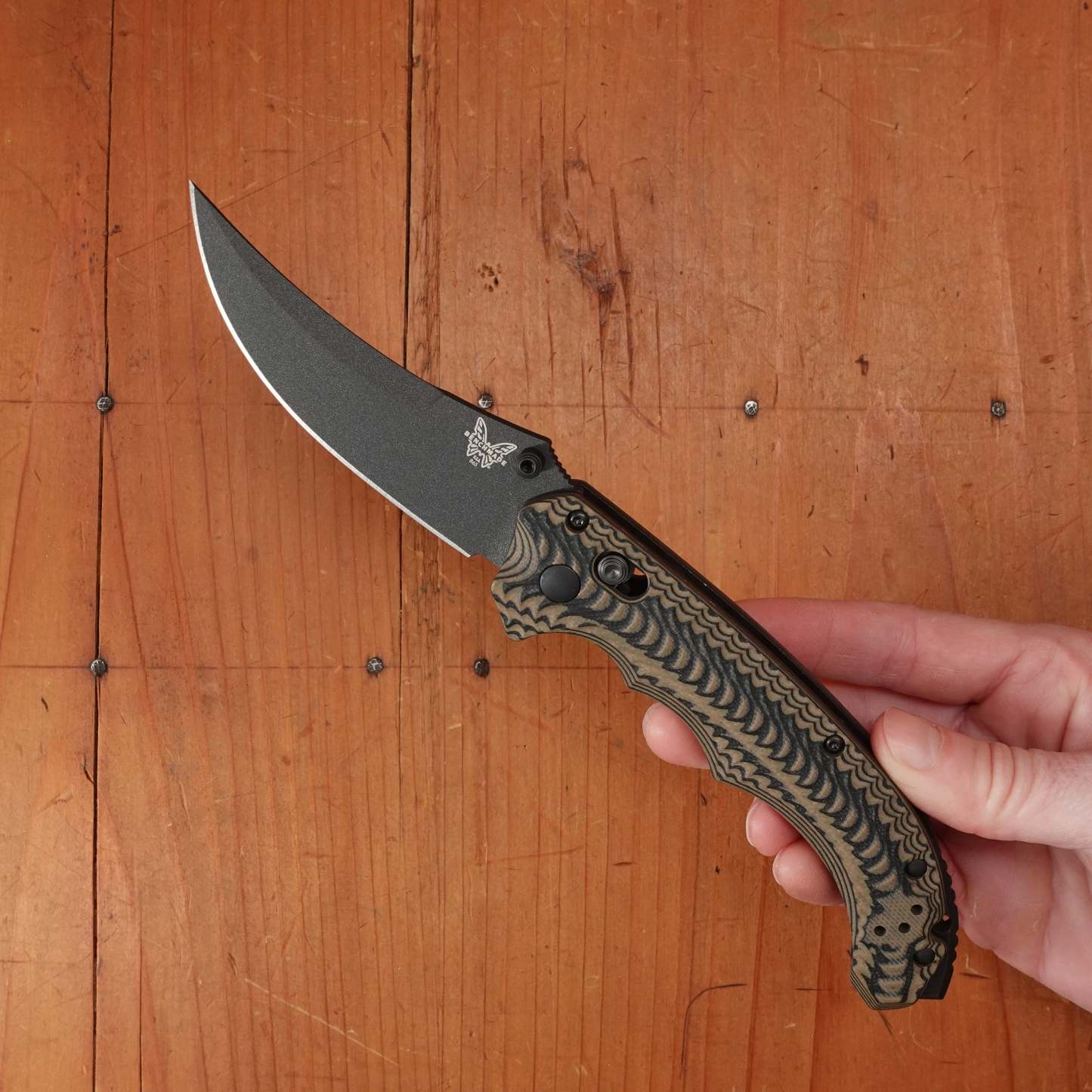 BM 865BK-01 Mini Bedlam Scimitar CPM-S90V AXIS Lock Black/Coyote/OD Handle