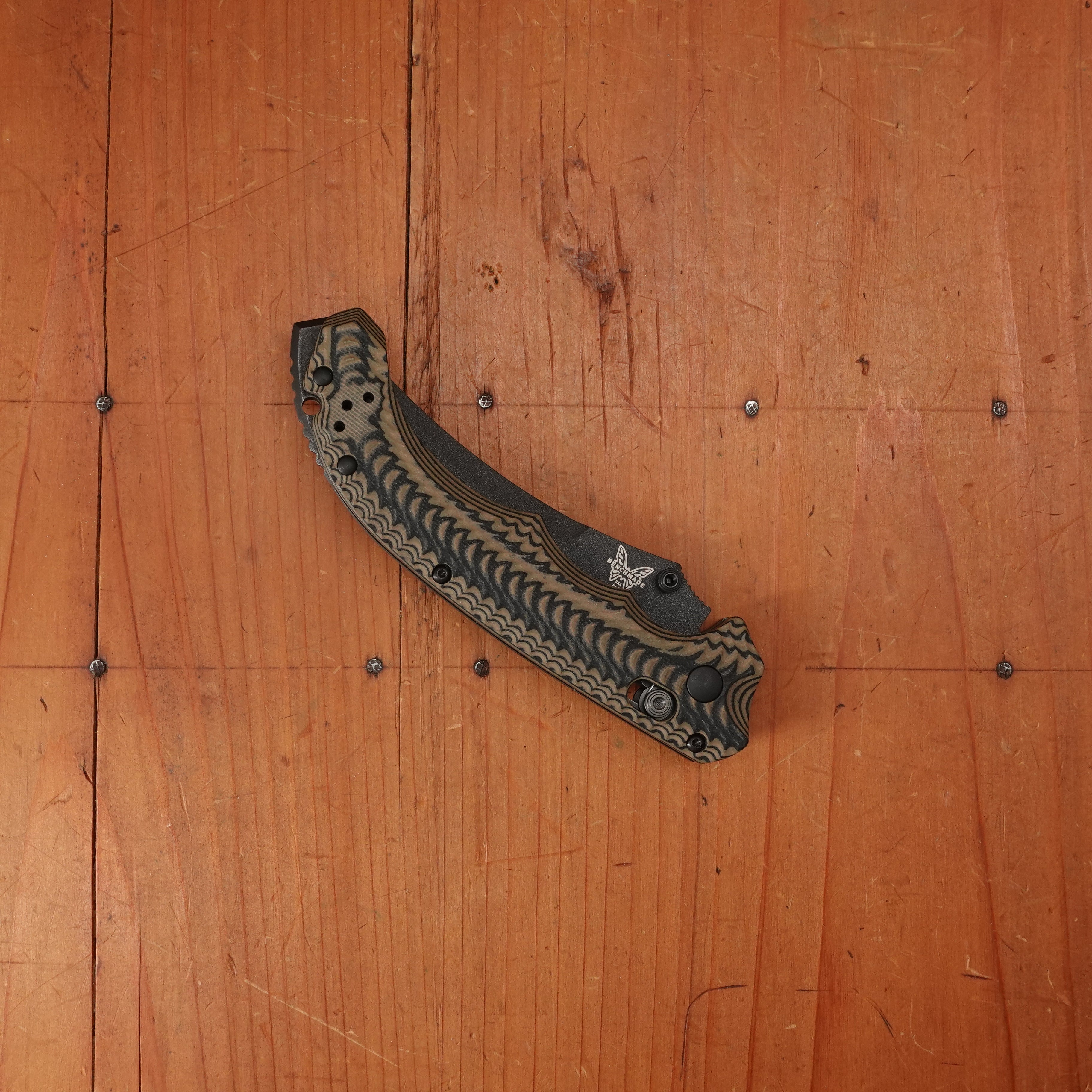 BM 865BK-01 Mini Bedlam Scimitar CPM-S90V AXIS Lock Black/Coyote/OD Handle