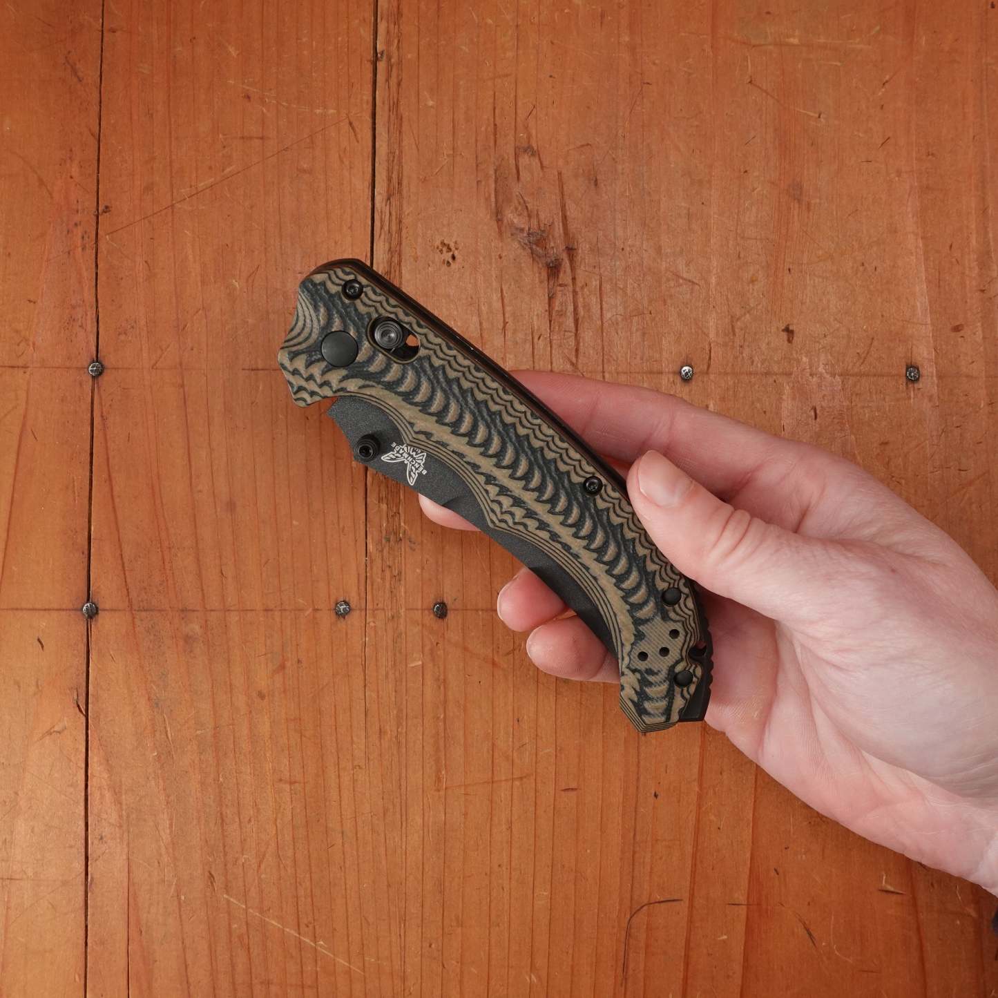 BM 865BK-01 Mini Bedlam Scimitar CPM-S90V AXIS Lock Black/Coyote/OD Handle