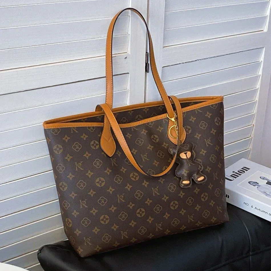 Genuine Leather Handbag for Women, Luxury Branded Crossbody Bag, Fashionable and Versatile, Scarf Decor