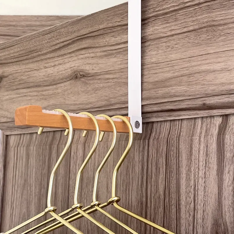 Ganci pieghevoli in legno sopra la porta