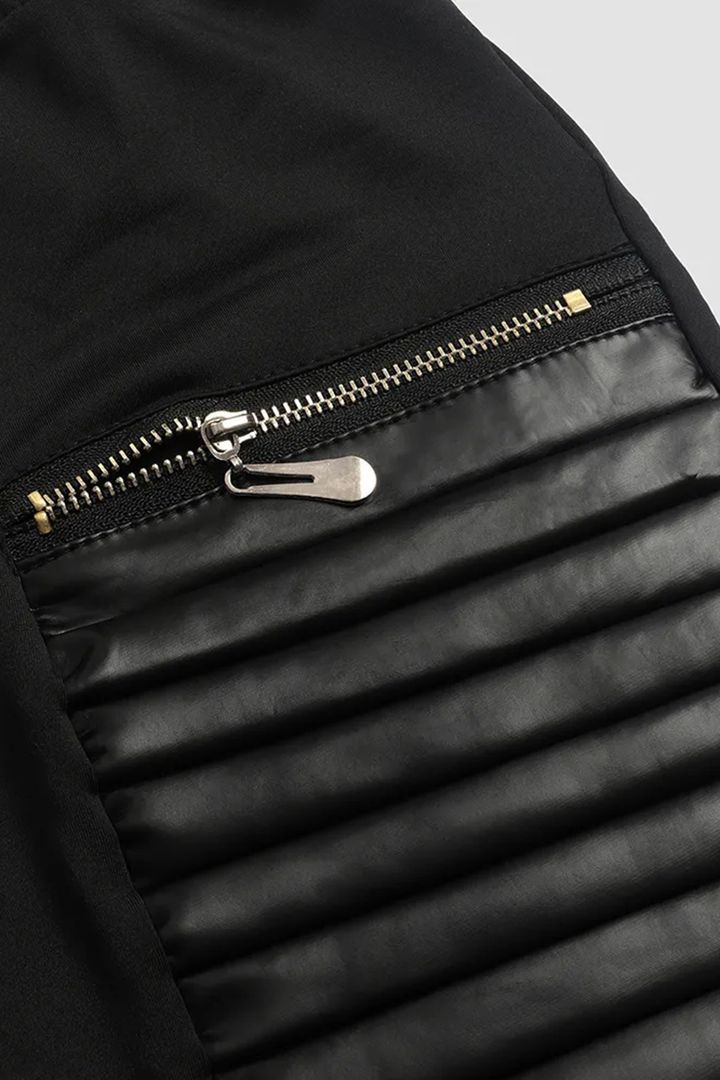 Pantaloni in finta pelle con finiture a contrasto e cerniera