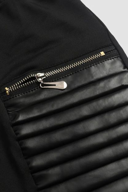 Pantaloni in finta pelle con finiture a contrasto e cerniera