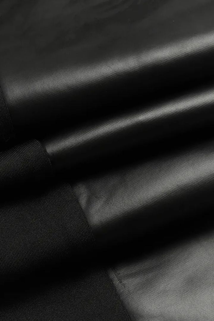 Pantaloni in finta pelle con finiture a contrasto e cerniera