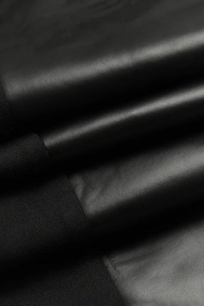 Pantaloni in finta pelle con finiture a contrasto e cerniera