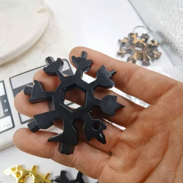 🔥🔥【Acquista 2 e ricevi 2 gratis】🔧 Nuovo strumento multifunzione Snowflake 18 in 1