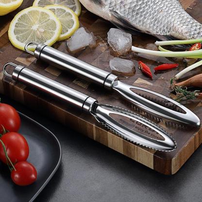 Utensile da cucina manuale per raschiare il pesce
