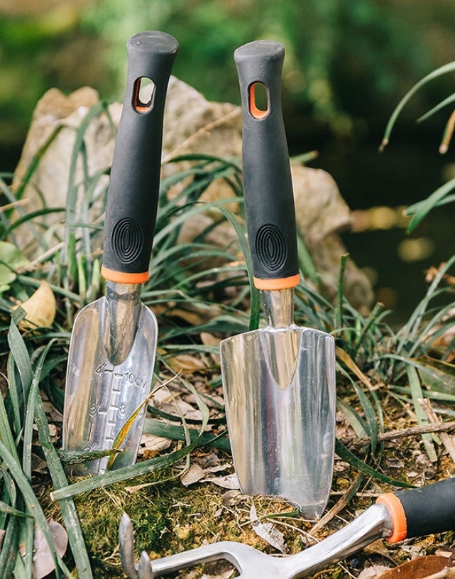 3-delt hageredskapssett - murerskje, jordfreser og kultivator for hagearbeid